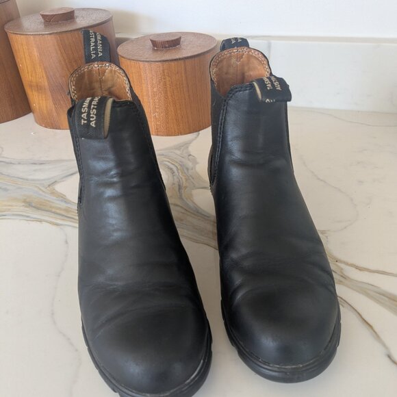 Women's size 8 Blundstone Heeled Chelsea Boot - Picture 3 of 3